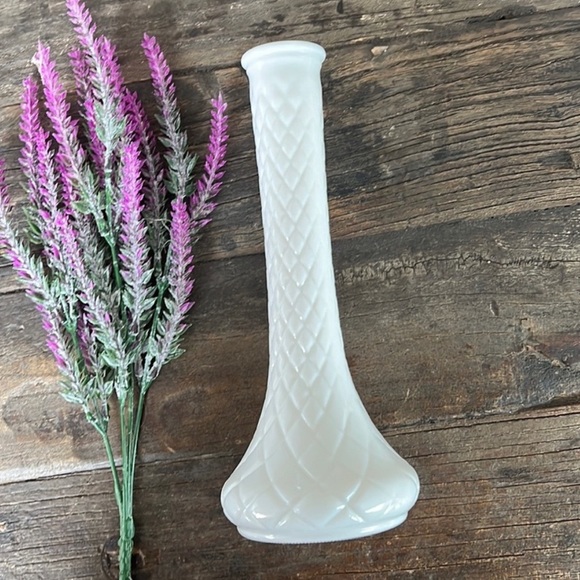 VINTAGE milk glass Vase - like new - Picture 3 of 8